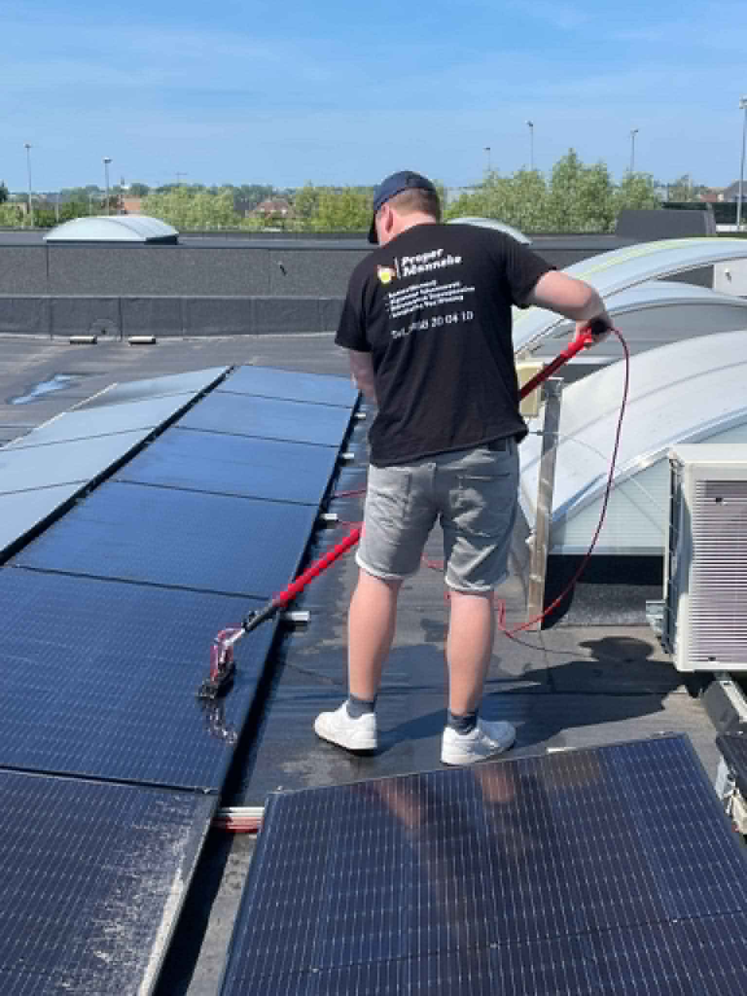 Schoonmaak zonnepanelen door Proper Manneke